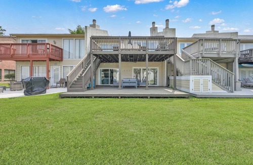 Walden on Lake Conroe House | Lakeside Getaway *Quiet Canal* 2 Story Deck - 4 Bdrm Townhouse by EverSan Cooper Getaways