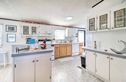 Midway House | Lakeside getaway!