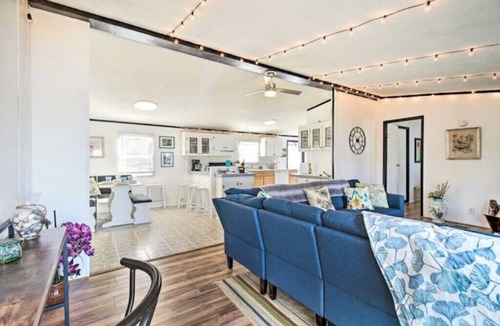 Midway House | Lakeside getaway!