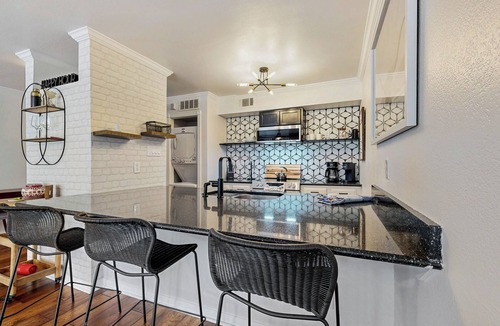 Riverside Condo | ‘Lakeside Getaway’ w/Patio on Lady Bird Lake