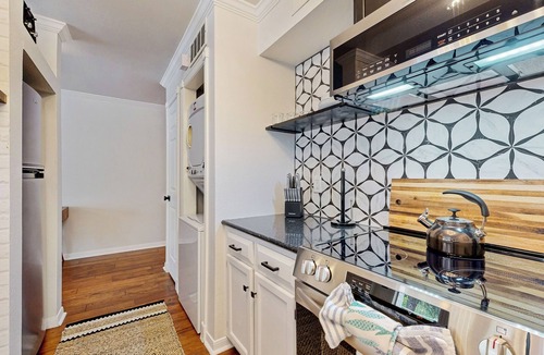 Riverside Condo | ‘Lakeside Getaway’ w/Patio on Lady Bird Lake