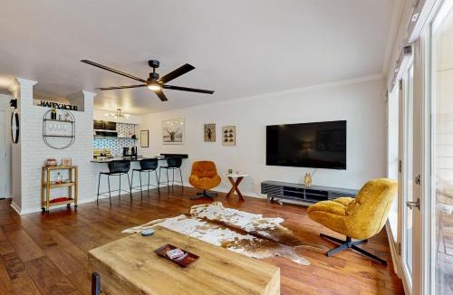 Riverside House | ‘Lakeside Getaway’ w/Patio on Lady Bird Lake