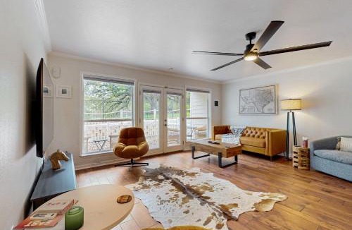 Riverside House | ‘Lakeside Getaway’ w/Patio on Lady Bird Lake
