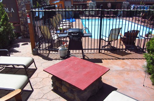 Lakeside Park Apartment | Lakeside Gondola Lodge studio for 2 guests