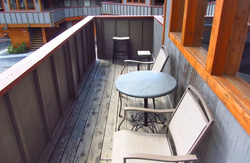Lakeside Park Apartment | Lakeside Gondola Lodge studio for 2 guests
