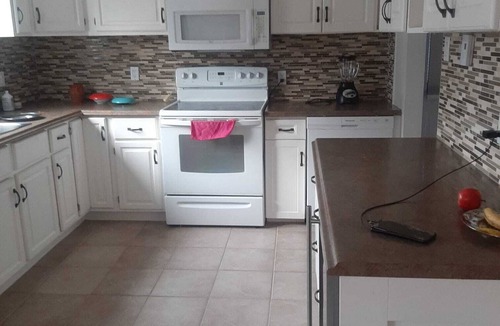 Timberlea House | Lakeside Haven Bright and cozy