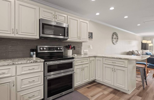 Sunrise Beach Condo | Lakeside Haven - Condo for 8