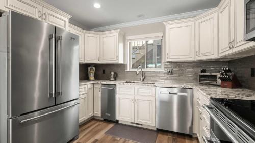 Sunrise Beach House | Lakeside Haven - Condo for 8