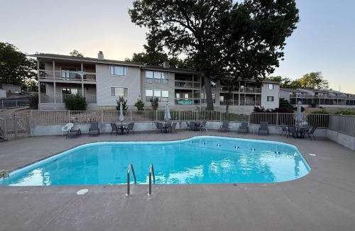 Sunrise Beach House | Lakeside Haven - Condo for 8