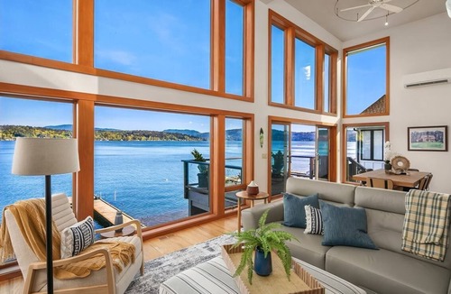 Bellevue House | Lakeside Haven Escape