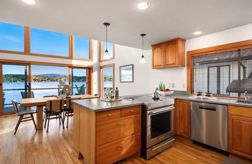 Bellevue House | Lakeside Haven Escape