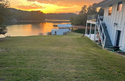 Gainesville House | Lakeside Haven: Hot Tub! Wi-Fi! Free Parking! Private! Beach! Centrally located.