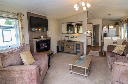 Tewitfield Cottage | LAKESIDE HAVEN, pet friendly, with a garden in Carnforth