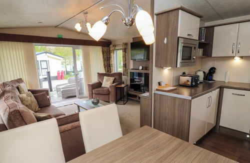 Tewitfield Cottage | LAKESIDE HAVEN, pet friendly, with a garden in Carnforth