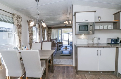 Tewitfield Cottage | LAKESIDE HAVEN, pet friendly, with a garden in Carnforth