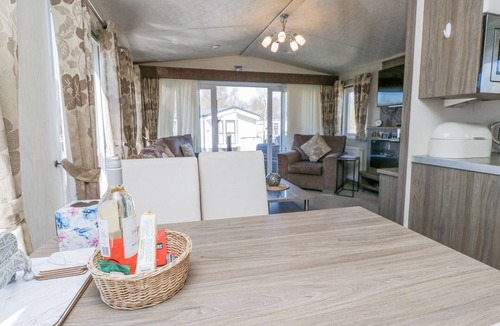 Tewitfield Cottage | LAKESIDE HAVEN, pet friendly, with a garden in Carnforth
