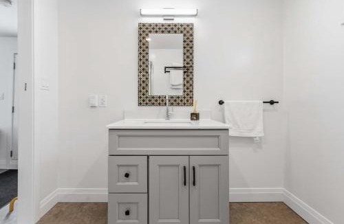 Jacksons Point Apartment | Lakeside Haven suite