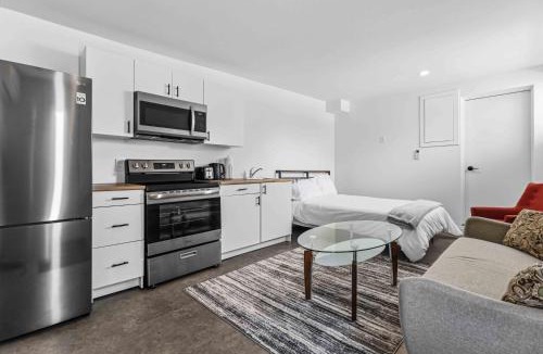 Jacksons Point Apartment | Lakeside Haven suite