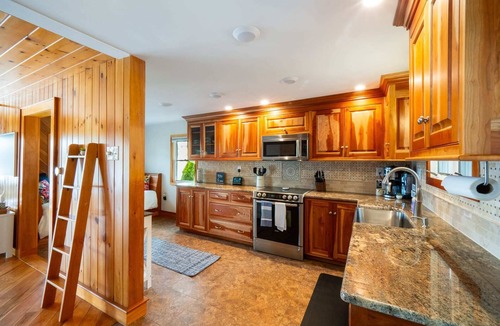 Holland House | Lakeside Haven: Tranquil Waters