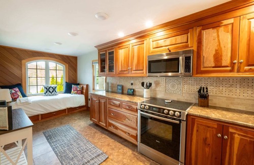 Holland House | Lakeside Haven: Tranquil Waters