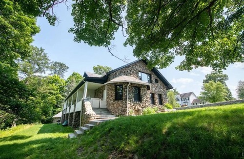 Walton Park Cottage | Lakeside Haven - Ultimate Relaxation Spot