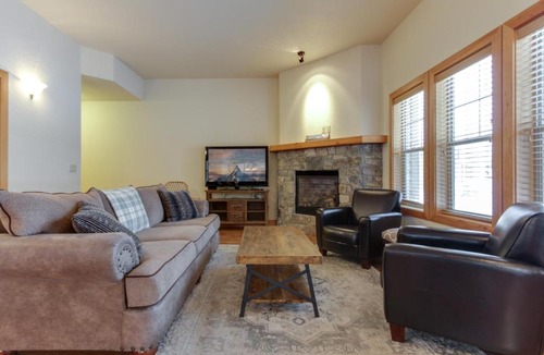 Dover Bay Apartment | Lakeside Haven