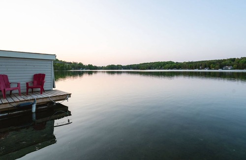 Brockton Cottage | Lakeside Haven With Firepit & Bbq: Waterfront Cottage for Unforgettable Retreat