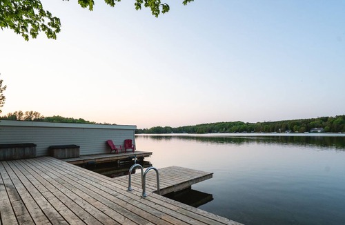 Brockton Cottage | Lakeside Haven With Firepit & Bbq: Waterfront Cottage for Unforgettable Retreat