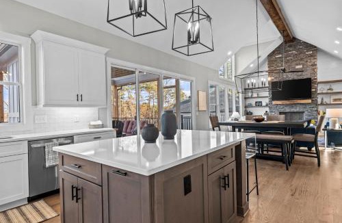 Reed Creek House | Lakeside Haven with Gourmet Kitchen