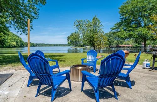 Jones Mills House | Lakeside Haven with Hot Tub