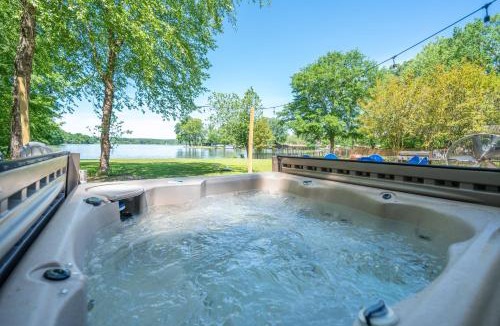 Jones Mills House | Lakeside Haven with Hot Tub