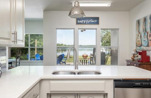 Jones Mills House | Lakeside Haven with Hot Tub