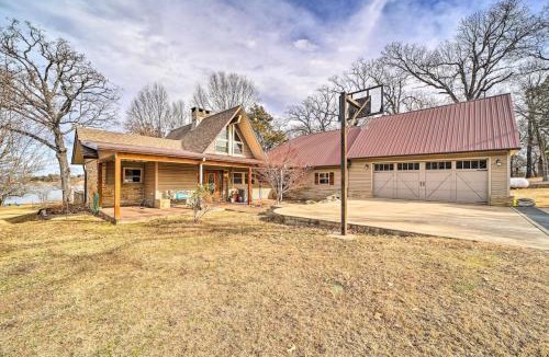 Hoyt House | Lakeside Haven with Sandy Beach, Sleeps 12, 3 Bath