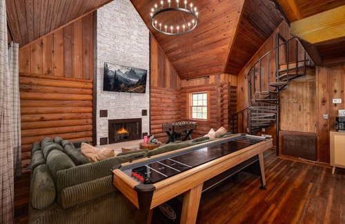 Auburndale House | Lakeside Haven with Jacuzzi and Games