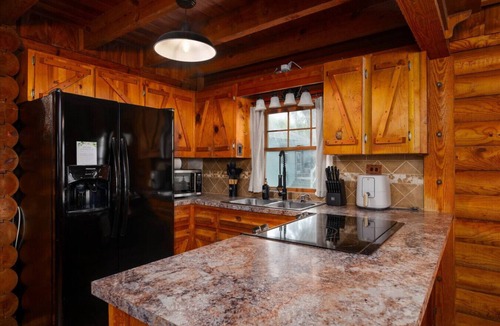 Auburndale House | Lakeside Haven with Jacuzzi and Games