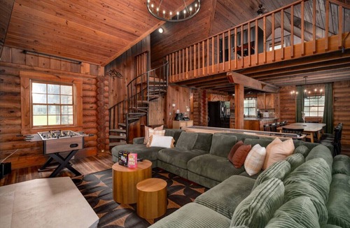 Auburndale House | Lakeside Haven with Jacuzzi and Games