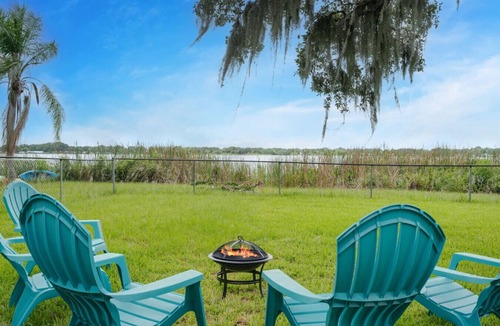 Auburndale House | Lakeside Haven with Jacuzzi and Games