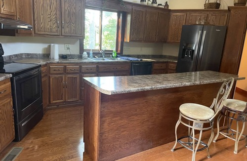 Tompkinsville House | Lakeside Hideaway - Beautiful country setting just minutes from town