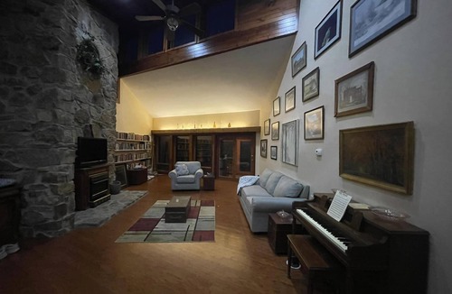 Tompkinsville House | Lakeside Hideaway - Beautiful country setting just minutes from town