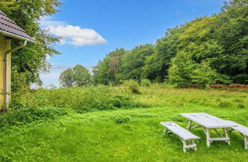 Thorsoe House | Lakeside Holiday Home with Forest