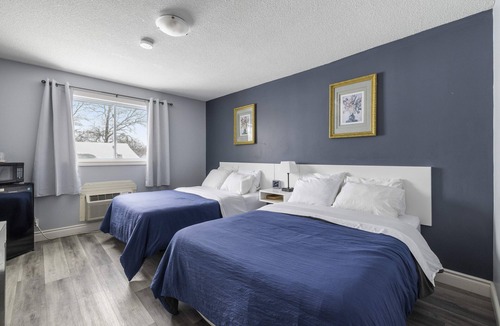 Cloyne Hotel | Lakeside Inn