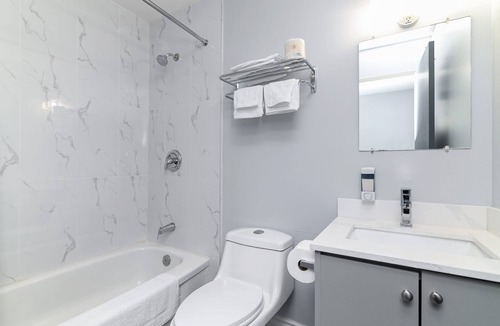 Cloyne Hotel | Lakeside Inn