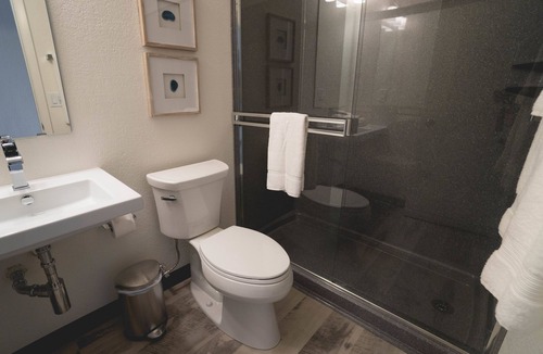 Clear Lake Hotel | Lakeside Inn