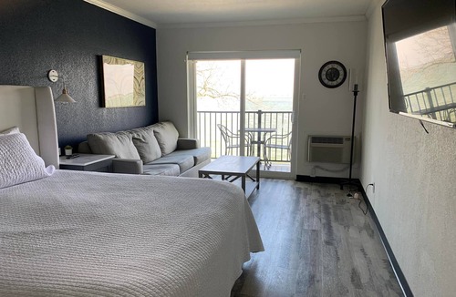 Clear Lake Hotel | Lakeside Inn