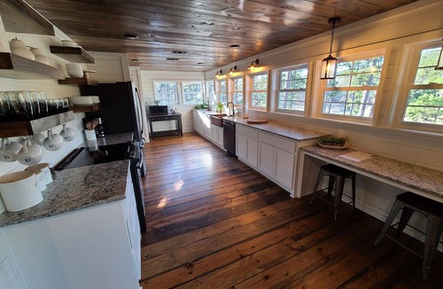Mena Cabin | Lakeside Lakehouse | Hot Tub | Kayaks | Fishing | ATV Trails
