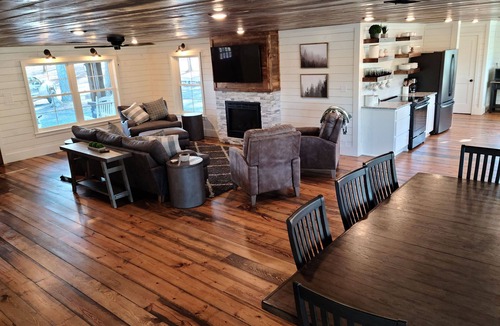 Mena Cabin | Lakeside Lakehouse | Hot Tub | Kayaks | Fishing | ATV Trails