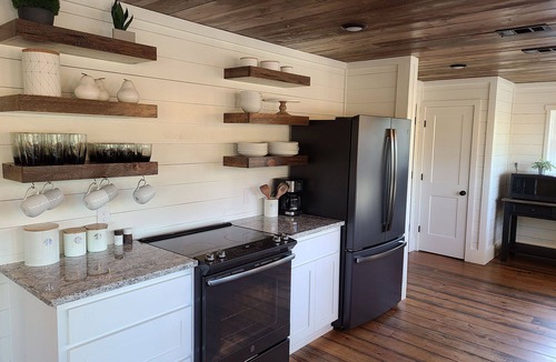 Mena Cabin | Lakeside Lakehouse | Hot Tub | Kayaks | Fishing | ATV Trails