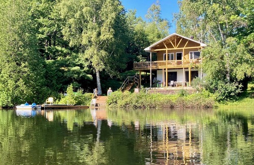 Pine Hill Ski Chalet | Lakeside Laurentian retreat