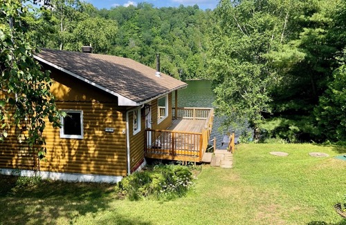 Pine Hill Ski Chalet | Lakeside Laurentian retreat