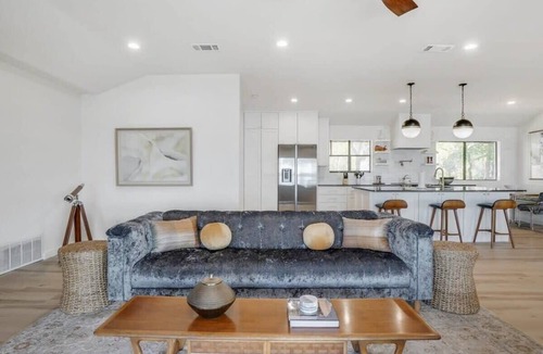 Fort Worth House | Lakeside Living at its Finest, Bar, Jacuzzi